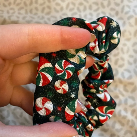 Handmade green glitter peppermints scrunchie - Picture 3 of 3